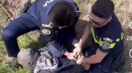 Un criminal a fost prins după ce a fost văzut, întâmplător, de mama unei polițiste - VIDEO