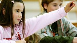 Vești bune pentru elevii defavorizați. Când vor primi 500 de lei pe cardurile educaționale