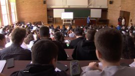 Prinși între cursuri și joburi. Cum ajung studenții români să abandoneze facultatea din cauza costurilor mari