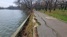 Malurile din Herăstrău: câțiva metri reparați cu live-uri. Restul continuă să se surpe