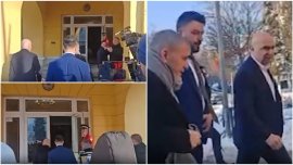 Ilie Bolojan, huiduit pentru a doua zi consecutiv. Protest la Botoșani, după scandalul de la Iași -VIDEO
