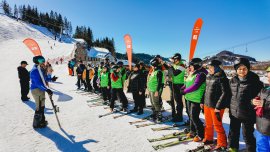 (P) CEO-ul Kaufland coboară pe pârtie alături de persoane cu dizabilităţi. O donaţie de echipamente şi câteva ore de&nbsp;(…)