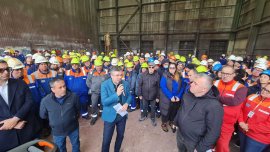 Sute de angajaţi ai şantierului naval Damen Mangalia au aşteptat azi să afle ce se întâmplă după anunţarea falimentului