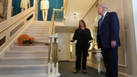 Donald Trump a vizitat pentru prima dată casa lui Elvis Presley, Graceland: „Sunt un mare fan. Știu că și-a iubit&nbsp;(…)