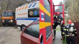 Incendiu puternic în Hunedoara! Pompierii au intervenit de urgență, după ce două case au fost cuprinse de flăcări