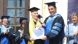 La 90 de ani, Aurel Voicu, fost primar al orașului Cugir, își pregătește doctoratul: „Trebuie să fii cu internetul”