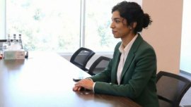 Artista AI, Lolita Cercel, în „inspecție” la Palatul Victoria. Prima propunere, deja aplicată