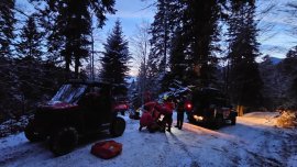 Misiune de salvare extremă în Munții Baiului. Un turist a supraviețuit unei căderi de 70 de metri cu ATV-ul