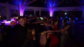 Liceenii cheltuiesc până la 2.000 de lei pentru balul de absolvire. Cerințele: peisaj spectaculos, pază și muzică la&nbsp;(…)