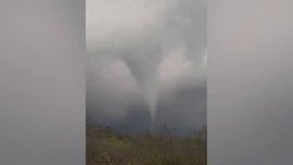 Fenomenul surprins într-o localitate din Mureș. Meteorologii spun că nu era tornadă