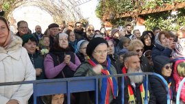 Sute de pelerini s-au închinat la racla Sf. Gheorghe, depusă într-o mănăstire din Teleorman
