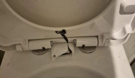 O femeie a descoperit o cameră video ascunsă sub capacul unei toalete, într-un restaurant din UK. Poliția a deschis&nbsp;(…)