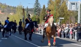 Parada Junilor din Brașov, spectacol de tradiție și culoare, în Duminica Tomii. Mii de oameni prezenţi