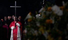 Momentul în care Papa Leon a purtat crucea în timpul celei mai importante procesiuni din Săptămâna Mare