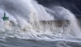 Furtuna Goretti a lovit Franța și Regatul Unit. „Bomba meteorologică” aduce rafale de vânt de 160 km/h şi valuri de&nbsp;(…)