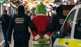 „Grinch-ul” decorațiunilor de Crăciun din Bistrița, prins de polițiști: de ce l-au arestat oamenii legii pe un tânăr&nbsp;(…)
