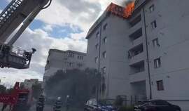 Incendiu puternic în Constanța, la mansarda unui bloc: un bărbat a ajuns la spital
