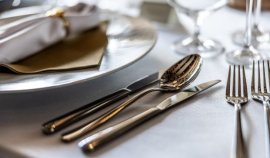 Majordomul șef de la palatul lui Emmanuel Macron, prins cu veselă furată de la Élysée și vândută pe Vinted