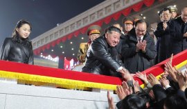 Kim Jong Un şi-ar fi făcut fiica de 13 ani șefă a rachetelor nucleare în Coreea de Nord. Dă ordine generalilor