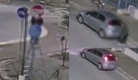 Un șofer din Italia, nemulțumit de semnele de circulație din oraș, a început să se plimbe seara cu o scară în&nbsp;(…)