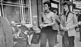 Antony Price, designer-ul din spatele lui Bowie, a murit la vârsta de 80 de ani