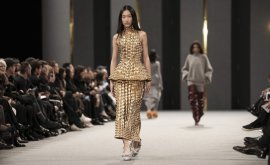 Reflexiile aurii dau tonul în moda momentului