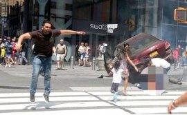 New York: o mașină a intrat în plin în pietoni