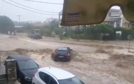 Inundații, drumuri impracticabile din cauza ploilor, alerte de viitură, ultimele știri