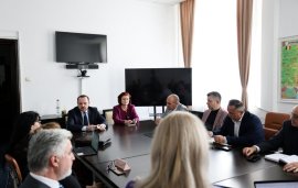 Ministrul Sănătății nu e de acord cu reducerea salariilor personalului medical cu 10%, dar vrea plata pe performanță