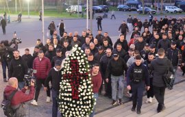 S-A STINS IL LUCE Galeria Rapidului, în frunte cu liderul Bocciu, a venit să-și ia adio de la Mircea Lucescu, un&nbsp;(…)