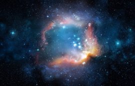 Cercetătorii au folosit o „Cruce Einstein” pentru a studia o galaxie tânără cu stele bătrâne