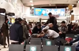 Bătaie cruntă între români, pe aeroportul Luton, Londra, Marea Britanie. Stiri și VIDEO