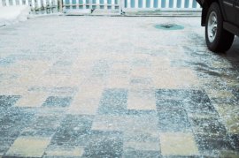 Cum scapi de gheața din curte fără să distrugi cimentul. Metode sigure