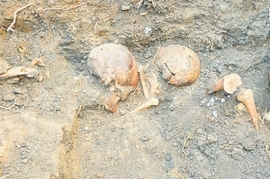 Cimitir, cavouri si schelete umane, descoperite în Piata Universitătii