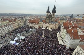 „Nu suntem singuri!”. Zeci de mii de oameni au ieșit în stradă la Praga în sprijinul președintelui (Video)