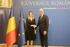 Diana Buzoianu și Dragoș Pîslaru se felicită reciproc pentru memorandumul România – Norvegia