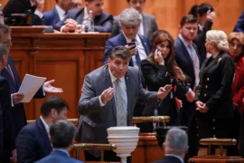 Cum se negociază o moțiune de cenzură? Un fost prim-ministru povestește cum a câștigat una, a pierdut alta și a&nbsp;(…)