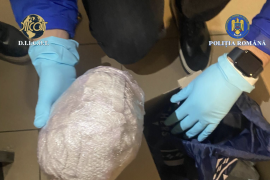 Flagrant și arestări într-un dosar de trafic internațional de droguri. Ce rol au avut firmele de curierat în&nbsp;(…)