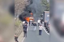 Incident grav pe o șosea din Iași! O ambulanță a fost curprinsă de flăcări. Echipajul medical a reușit să iasă din&nbsp;(…)