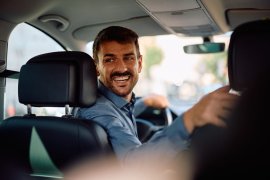 Cât câștigă un șofer de taxi în 2026. Cu câți bani rămâne lunar