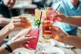 Un oraș turistic din Europa limitează vânzarea de alcool după ora 20. Ce a determinat autoritățile să interzică alcoolul