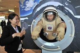 Primii turisti spatiali chinezi vor pleca în Cosmos între 2014 si 2015
