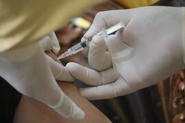 Un comitet consultativ renunţă la recomandarea vaccinului contra hepatitei B pentru toţi nou-născuţii