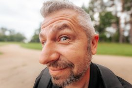 Închizi ochii ca să auzi mai bine? Știința spune că nu ajută întotdeauna