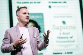 Povestea tânărului român care, la doar 16 ani, a început să-şi dezvolte propria afacere din dorinţa de a scăpa de&nbsp;(…)