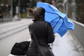 Meteorologii ANM au emis Cod Galben de vânt puternic: Rafale de până la 90 km/h. Cum va fi vremea în București