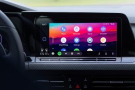 Android Auto se schimbă complet. Google pregătește un design nou care ocupă tot ecranul mașinii și aduce widgeturi