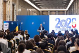 Guvern: Digitalizarea administrației și situația din sănătate – discutate de Bolojan cu stagiarii din Programul de&nbsp;(…)