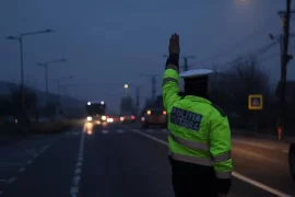 La un pas de o tragedie înspăimântătoare! Bărbat, posibil drogat, prins de poliţişti când conducea cu 201 km/h, pe (…)