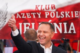 Președintele Poloniei Karol Nawrocki a tăiat singur bradul de Crăciun, pentru a transmite un mesaj clar Rusiei